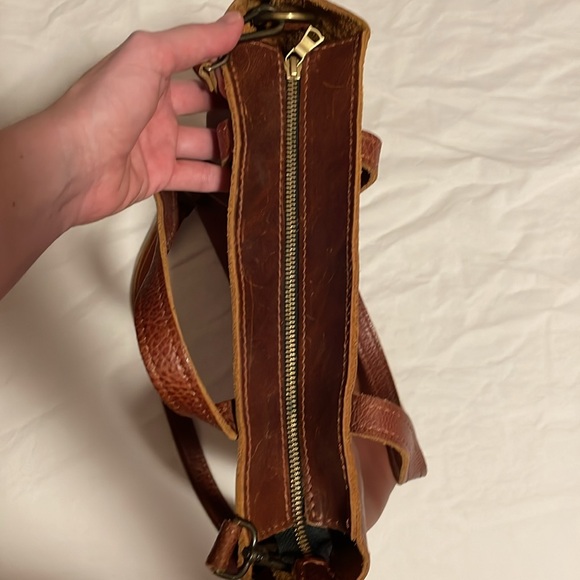 Portland leather crossbody tote - Picture 11 of 12
